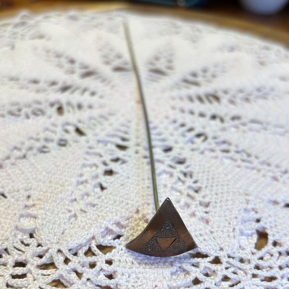 Triangular Copper hat pin - Picture 2 of 6